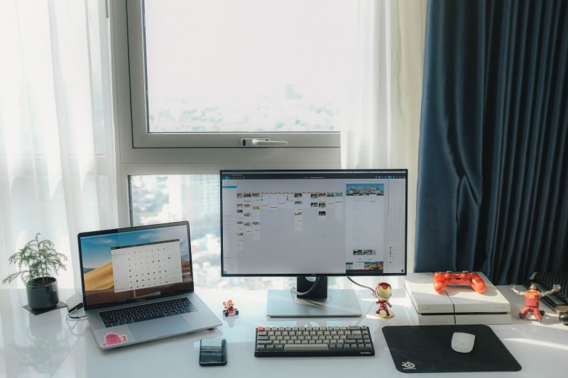 Freelancer Tech Setups That Scale Without Adding Overheads Freelancer Tech Setups with a laptop, external monitor, keyboard, mouse, and organized home office workspace.