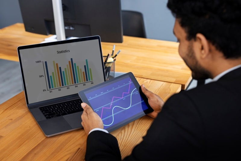 Which Providers Offer the Most Transparent Pricing Data for Glean’s Secondary-Market Valuation? Investor reviewing secondary-market valuation data and pricing charts on a tablet and laptop.